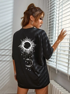 T-shirt noir oversize avec motif graphique bohème soleil et lune dans le dos