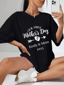 Detail van gepersonaliseerde Moederdag print op een zwart katoenen los t-shirt