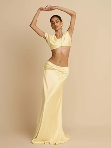 Sexy hellgelbes zweiteiliges Abendset mit Twist-Knoten-Top und plissiertem Maxirock