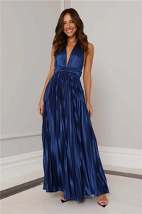 Détail du tissu en satin plissé et de la taille croisée de cette robe longue bleu marine