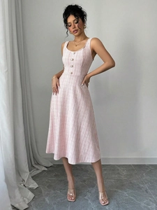 Κομψό ροζ tweed midi αμάνικο φόρεμα με τετράγωνη λαιμόκοψη και κουμπιά πέρλες