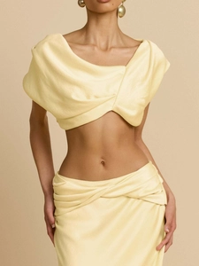 Elegantes hellgelbes Satin-Zweiteiler-Set mit plissiertem Crop-Top und passendem Rock