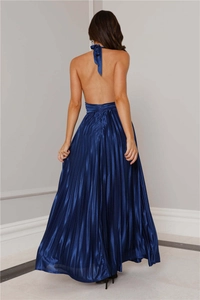 Détail d'une robe de soirée dos nu élégante en satin plissé de couleur bleu marine