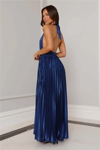 Détail de la robe de soirée en satin plissé bleu marine avec dos nu et coupe élégante