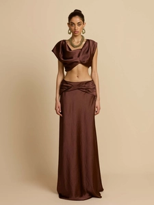 Elegantes dunkelbraunes Satin-Zweiteiler-Set mit gerafftem Top und bodenlangem Maxirock