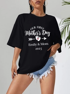 Detail van gepersonaliseerde moederdagprint 2025 op een zwart los katoenen dames t-shirt