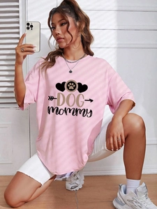 Detail of pink loose T-shirt with DOG mommy text print and heart-paw graphic