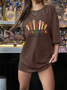 T-shirt oversize marron foncé pour femme avec imprimé Everyone is Welcome Here