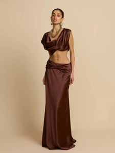 Zweiteiliges Set aus dunkelbraunem Satin mit bauchfreiem Top und Maxirock