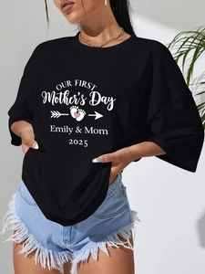 Detail van gepersonaliseerde Moederdag print op zwart oversized t-shirt met voetprint