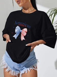Détail de l'imprimé American GIRLY avec nœud étoiles et rayures sur t-shirt noir
