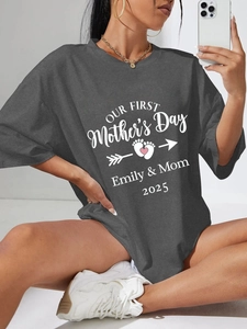 Detail van de First Mother's Day 2025 print op het donkergrijze oversized t-shirt