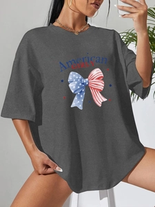 Détail du t-shirt gris oversize avec imprimé nœud patriotique et texte American GIRLY