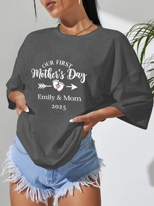 Detail van de First Mother's Day print op een donkergrijs loszittend katoenen t-shirt