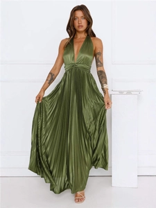 Robe longue élégante en satin plissé vert olive à une épaule et taille cintrée