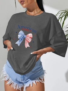 Détail du t-shirt oversize gris foncé avec motif de nœud drapeau américain et texte