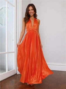 Robe longue plissée orange élégante avec col en V profond et finition satinée
