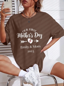Detail van bruin oversized katoenen T-shirt met Moederdag print en witte artistieke tekst