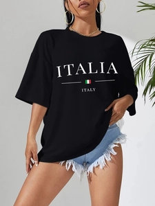 Détail du t-shirt noir ample en coton avec imprimé blanc ITALIA et rayures drapeau