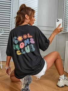 Locker geschnittenes schwarzes Damen T-Shirt mit Cool Moms Club Aufdruck am Rücken