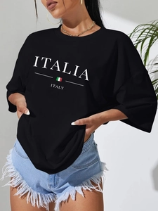 Détail d'un t-shirt noir ample avec imprimé texte Italia et motif de drapeau italien