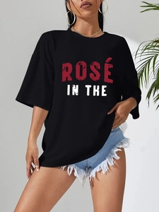 Losvallend zwart dames T-shirt met Rose In The grafische print en klassieke ronde hals