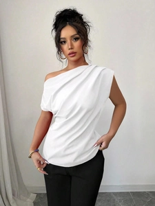 Détail du haut en satin blanc à une épaule avec plis élégants et silhouette drapée