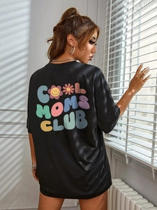 Lockeres schwarzes Damen-T-Shirt mit Cool Moms Club Rückendruck und Blumen