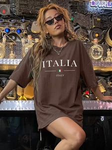 Gros plan du t-shirt marron surdimensionné avec imprimé Italia blanc et drapeau