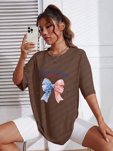 Détail du t-shirt marron café oversize avec imprimé nœud drapeau américain et texte