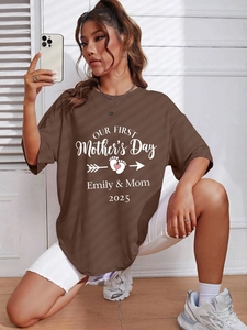 Detailopname van de Moederdag-print en bruine stoftextuur op het oversized T-shirt