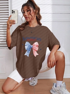 Détail du t-shirt marron oversize avec imprimé nœud American Girly et tissu en coton ample