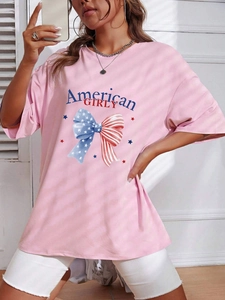 Détail du t-shirt rose oversize avec imprimé nœud American GIRLY et col rond classique