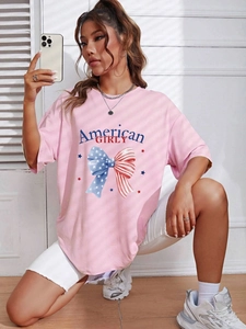Détail de l'imprimé nœud drapeau et du lettrage American GIRLY sur le t-shirt rose pastel
