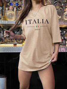 Détail du t-shirt beige ample avec imprimé Italia noir et petit drapeau italien