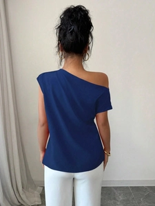 Détail d'un haut bleu foncé à une épaule montrant la vue arrière et la coupe asymétrique
