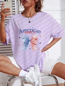 Détail du t-shirt oversize lavande avec imprimé American GIRLY et motif nœud