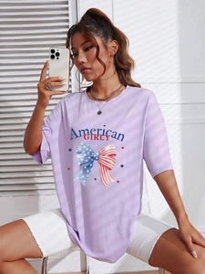 Détail d'un t-shirt lavande décontracté avec imprimé American GIRLY et motif nœud