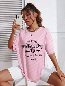 Detail van gepersonaliseerd roze Moederdag t-shirt met de print Our First Mother's Day 2025