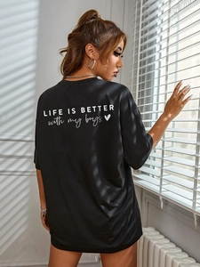 T-shirt noir ample en coton avec imprimé blanc 'LIFE IS BETTER' et motif de cœur
