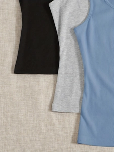 Set di tre canotte corte senza maniche a coste in nero, grigio e blu, taglio aderente
