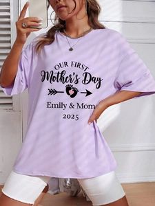 Detail van lila oversized T-shirt met gepersonaliseerde Moederdag 2025-print en babyvoetjes