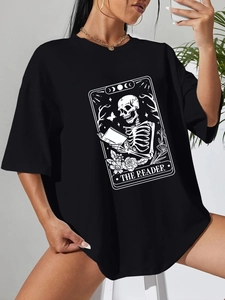 Schwarzes Oversized Baumwoll-T-Shirt mit weißem Tarot-Skelett-Print The Reader