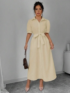 Elegantes beiges Maxikleid mit kurzen Ärmeln, Taillenband und Knopfleiste vorne
