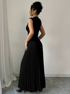 Elegant sleeveless black pleated maxi dress with stand collar and slim waist design