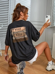 T-shirt nera oversize con stampa Stay Positive sul retro per un look casual