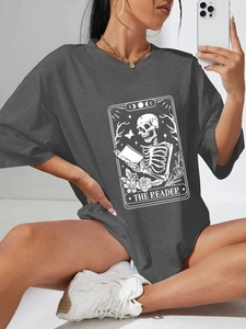 Detail eines dunkelgrauen Oversize-T-Shirts mit weißem Tarot-The-Reader-Totenkopf-Print