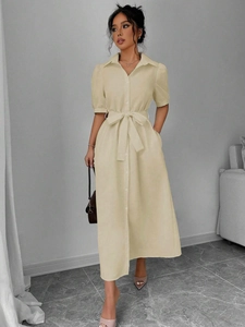 Elegantes beiges Kurzarm-Hemdblusenkleid mit Knopfleiste und Bindegürtel an der Taille