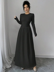 Elegantes schwarzes Maxikleid mit Rundhalsausschnitt und fließender A-Linien-Silhouette