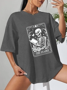 Detail eines dunkelgrauen T-Shirts mit weißem Totenkopf-Tarot-Print im Streetwear-Stil